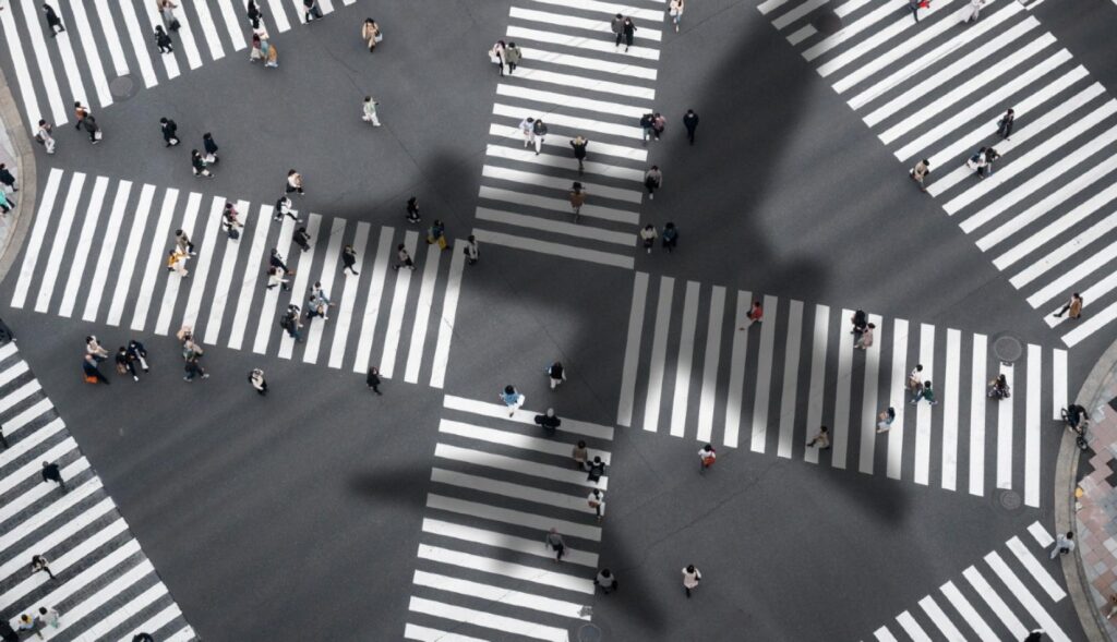 The future "paradoxical" strategy: it weakens in agencies while customer demand grows