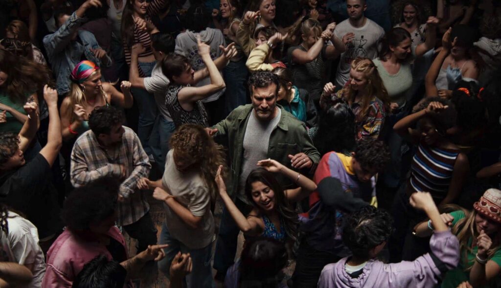 Gente bailando en una discoteca