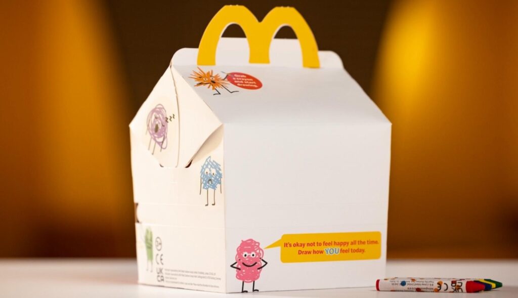 La caja blanca del Happy Meal con unas ceras para colorear