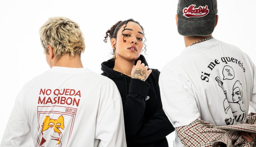 Modelos posan con prendas de La Bizumería