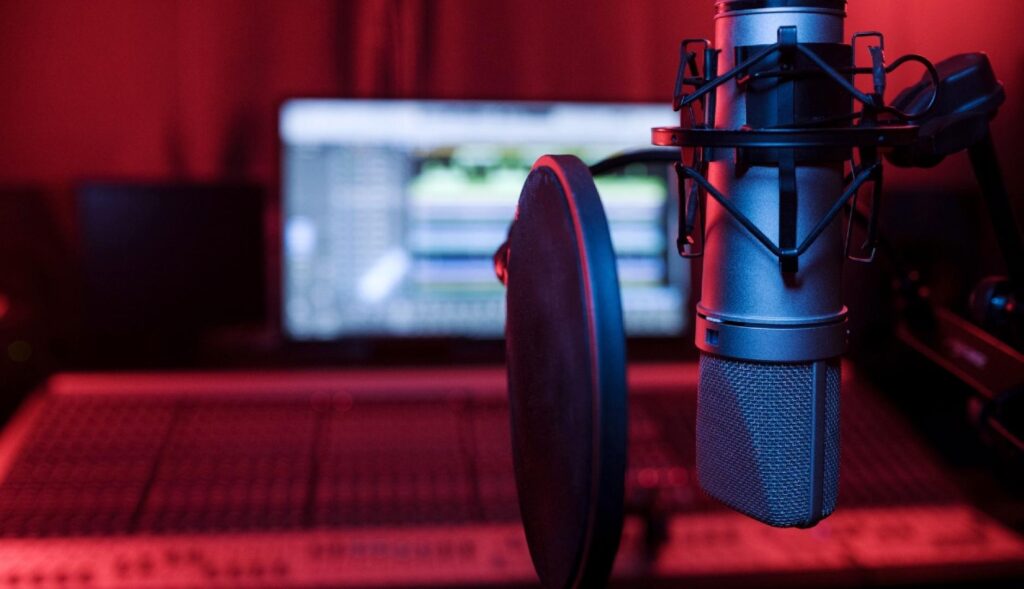 Un micrófono en un estudio de grabación de voz