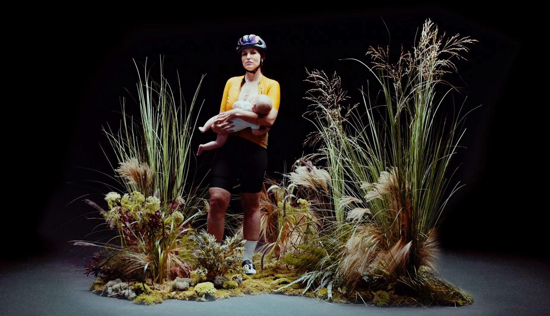 Mujer ciclista amamantando a un bebé