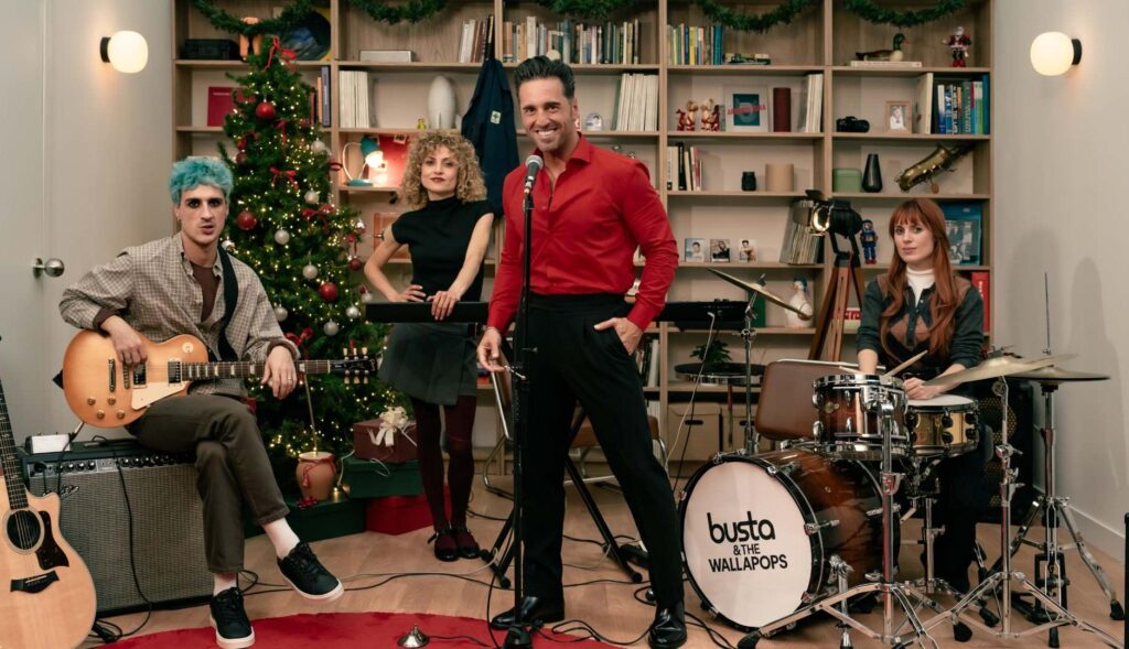 David Bustamante con una banda en el anuncio de Navidad de Wallapop