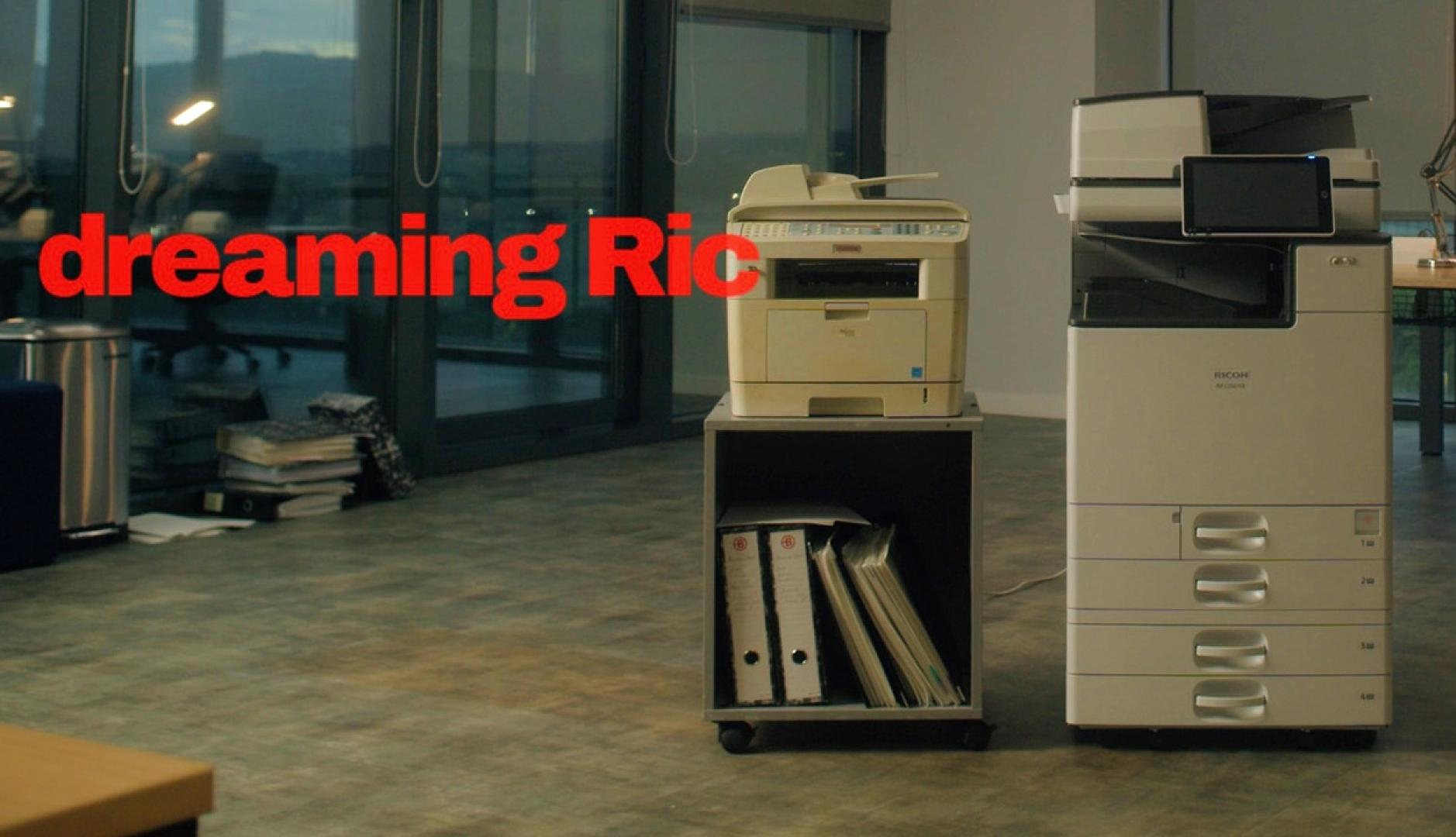 Las dos impresoras de la campaña una al lado de otra en una sala de oficina