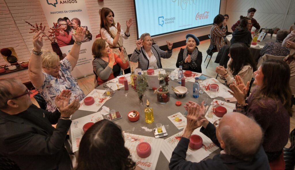 Personas mayores en un taller de velas creativas