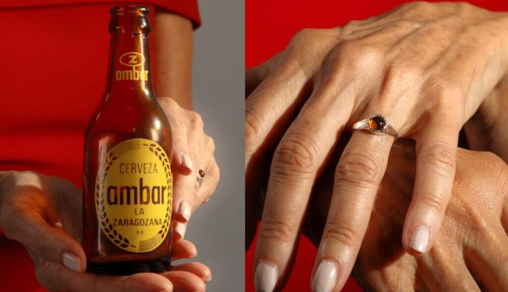 Un detalle del anillo hecho con el vidrio de la cerveza Ambar