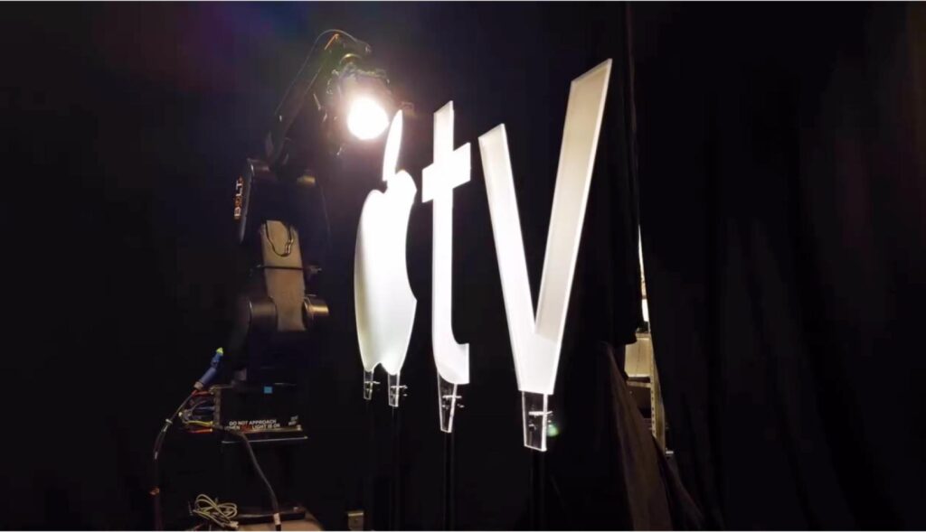 El logo de Apple TV en cristal siendo filmado en el set de rodaje
