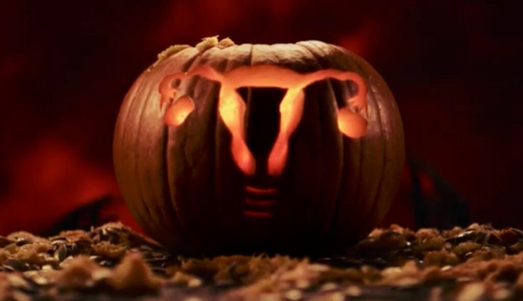 Una calabaza de Halloween con la forma del útero y los ovarios