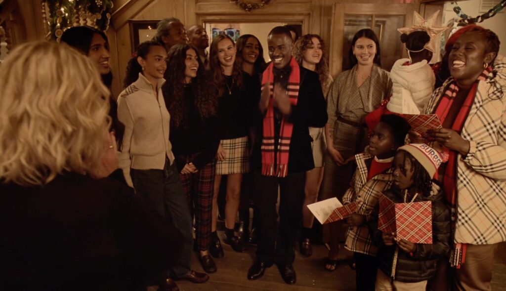 Grupo de personas cantan villancicos en el anuncio de Navidad de Burberry