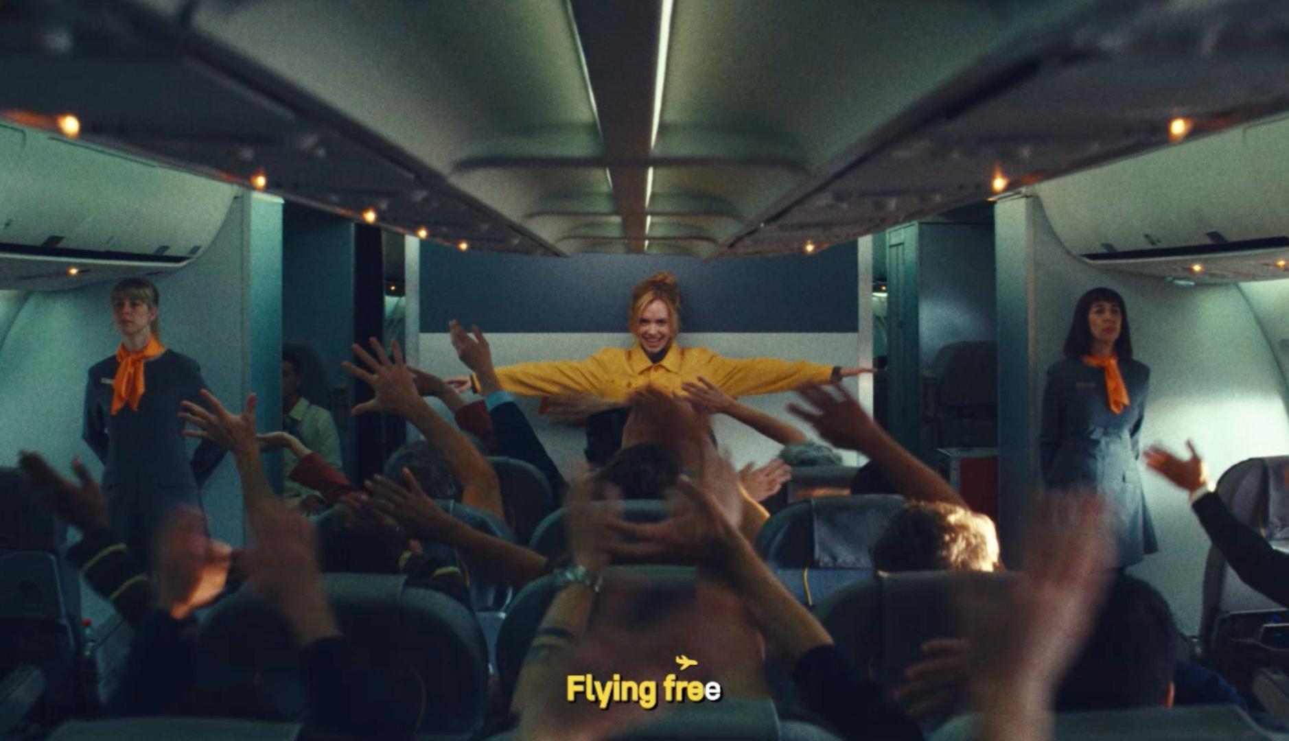 Una mujer baila en un avión