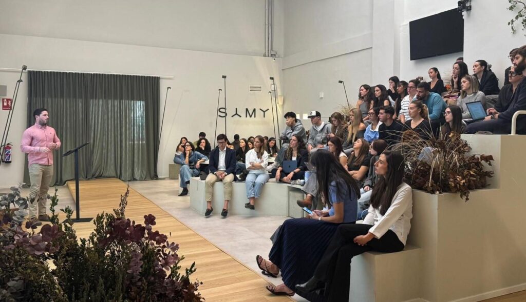 Profesionales en una sesión de formación en SAMY