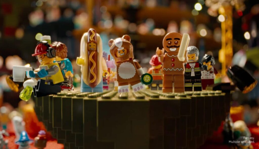 Figuras de Lego sobre un escenario