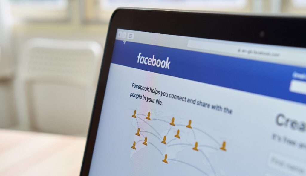 Una pantalla de ordenador con la interfaz de Facebook