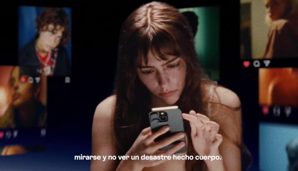 Chica mirando el teléfono móvil