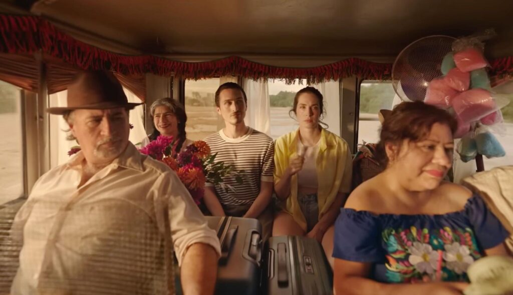 Un pareja en un autobús lleno de gente