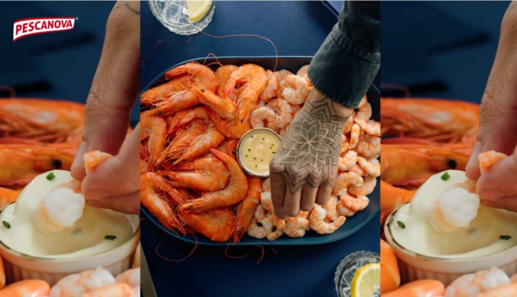 Varias bandejas de langostinos con manos cogiéndolos