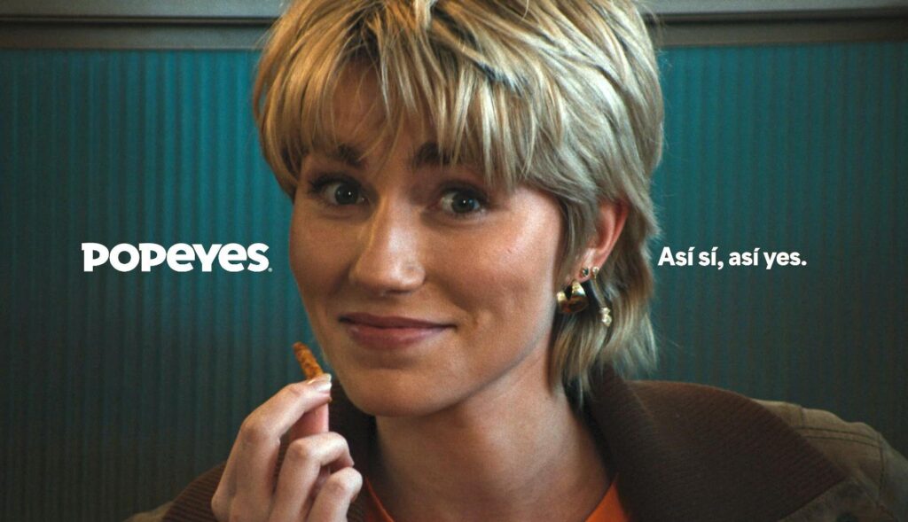 Primer plano de una chica comiendo una patata frita