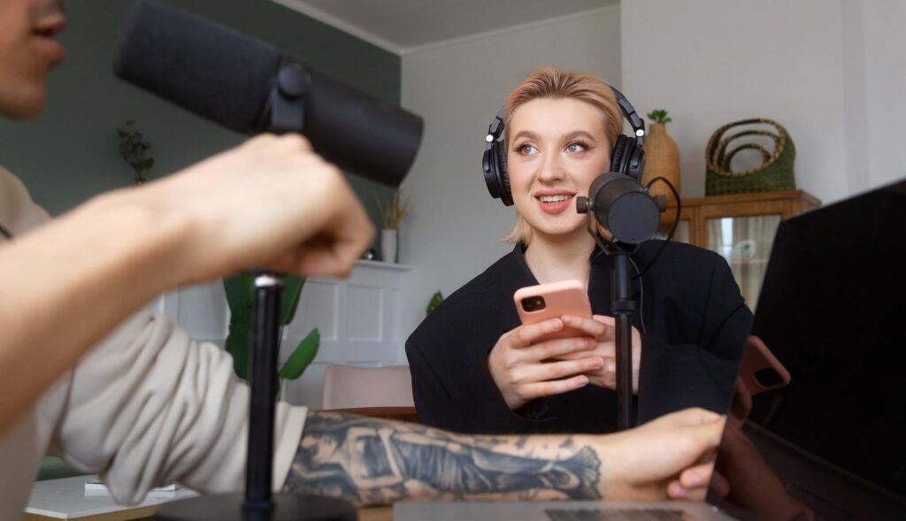 Una chica con el móvil en la mano mientras habla en un podcast