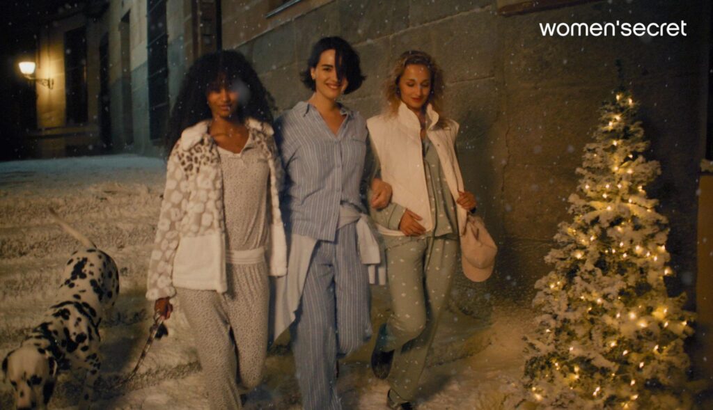 Tres chicas caminan por la calle en pijama