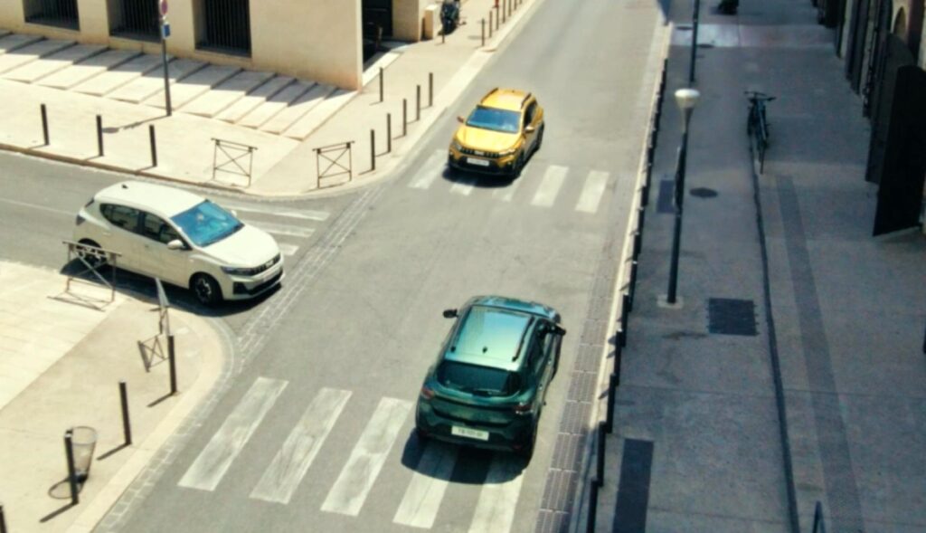 Un cruce de calles con tres Dacia Sandero circulando para enfrentarse