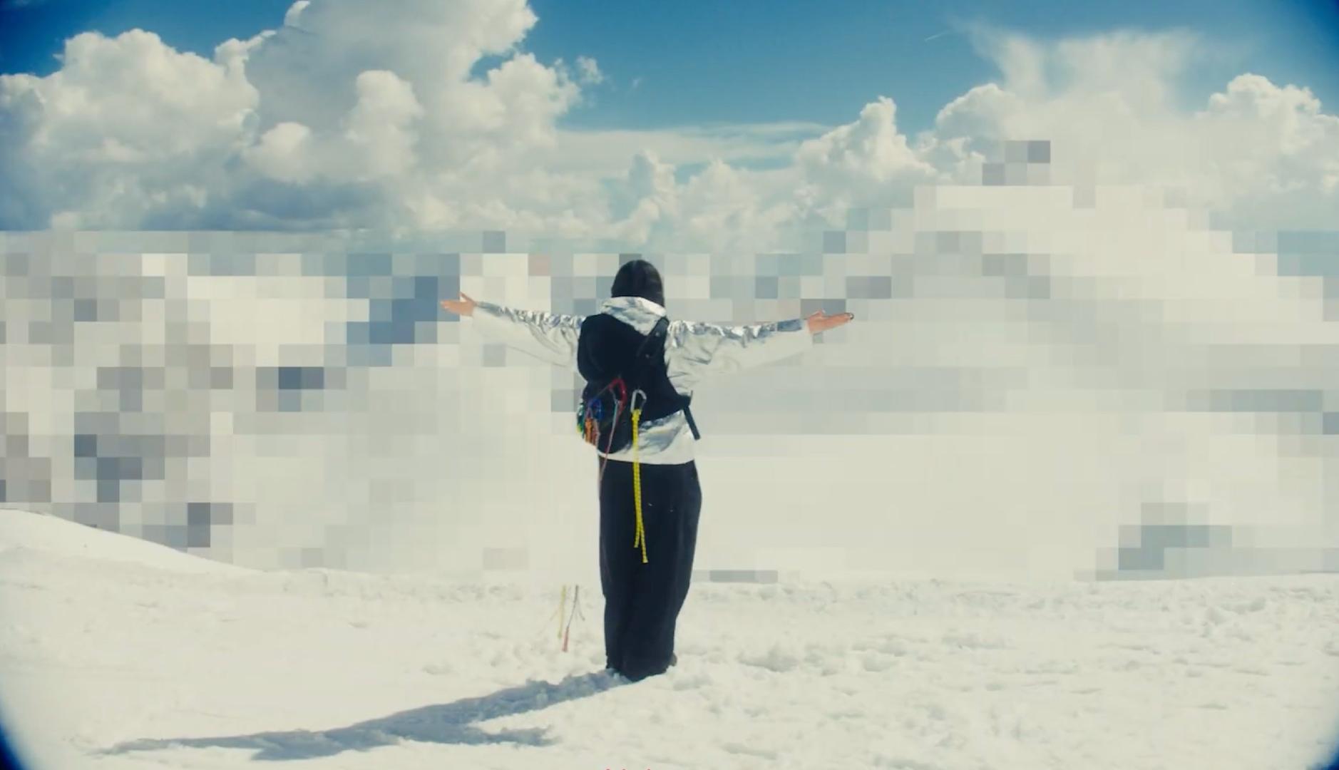 Chica observa montañas pixeladas