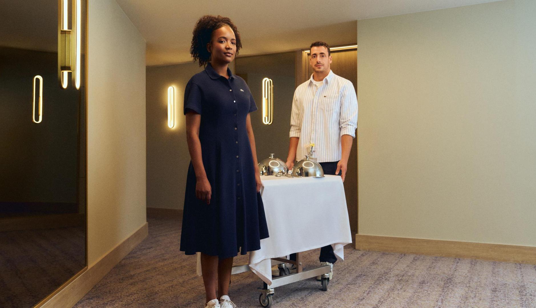 Personal de hotel con uniforme de Lacoste