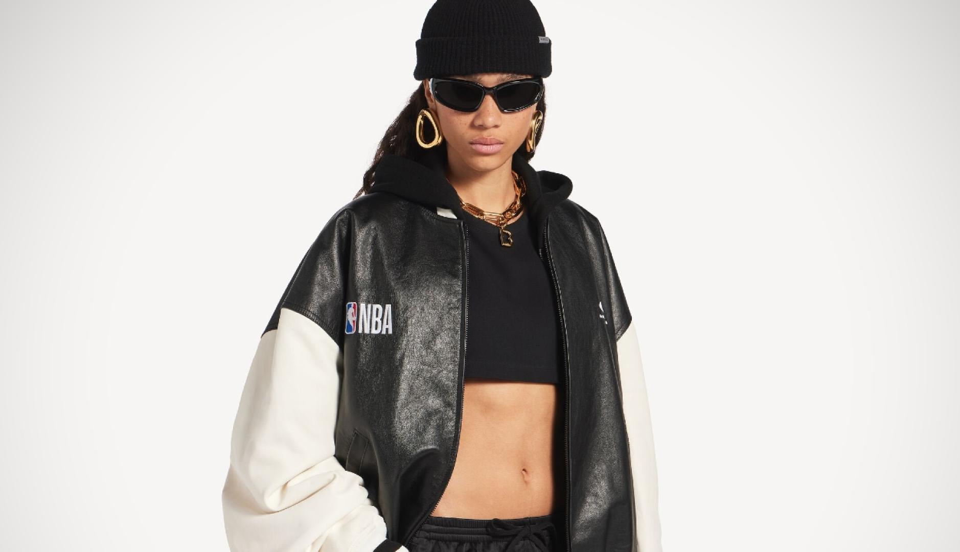 Una chica vestida con gorro de lana, gafas de sol y una cazadora de la colección con la NBA