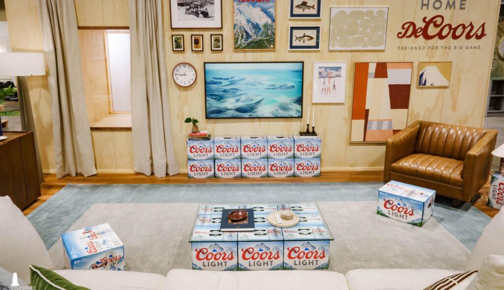 Cajas de cerveza Coors Light con muebles