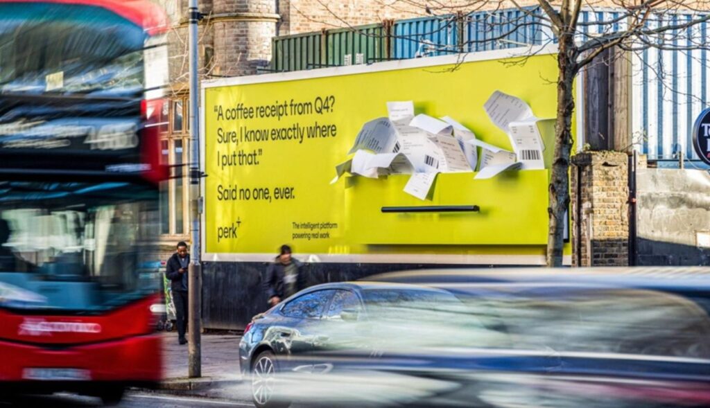 La valla de Perk instalada en Londres con los recibos de papel simulando salirse de un cajón