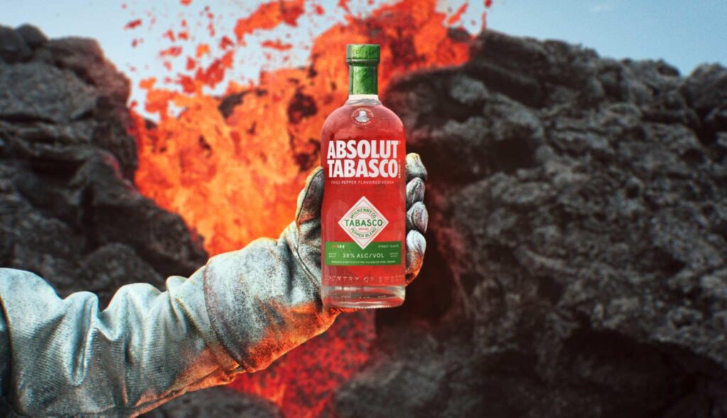 Botella de Absolut Tabasco con un volcán de fondo