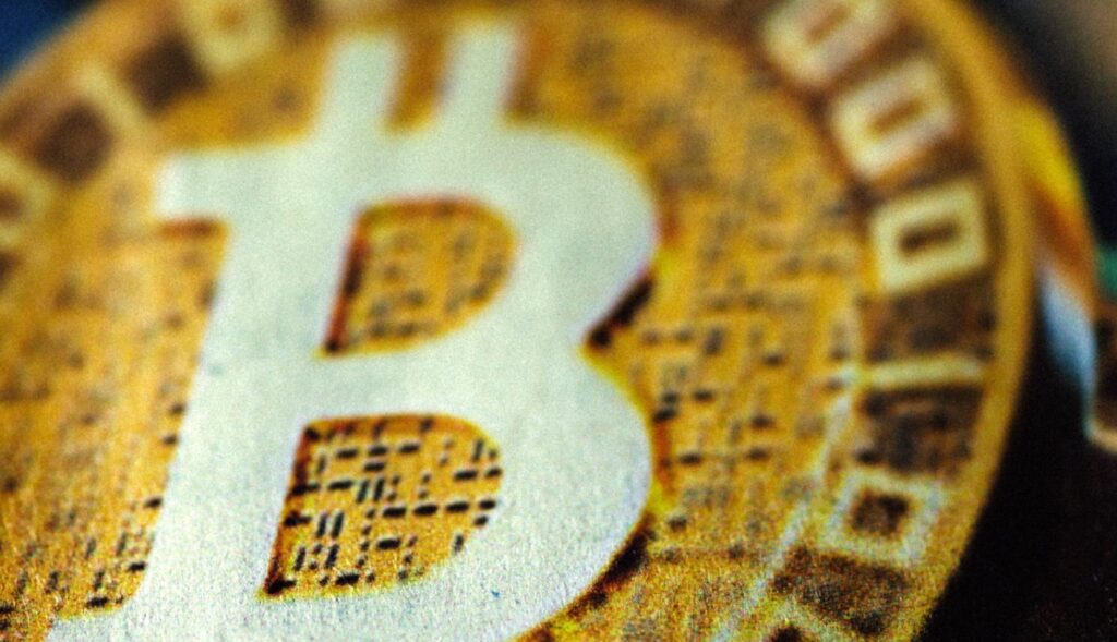 Una escena del anuncio en la que se ve un Bitcoin