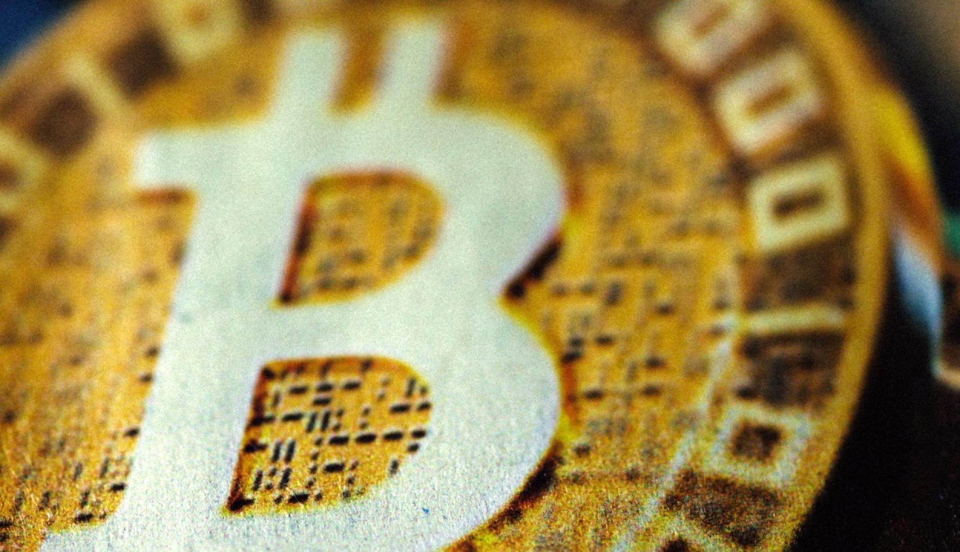 Una escena del anuncio en la que se ve un Bitcoin