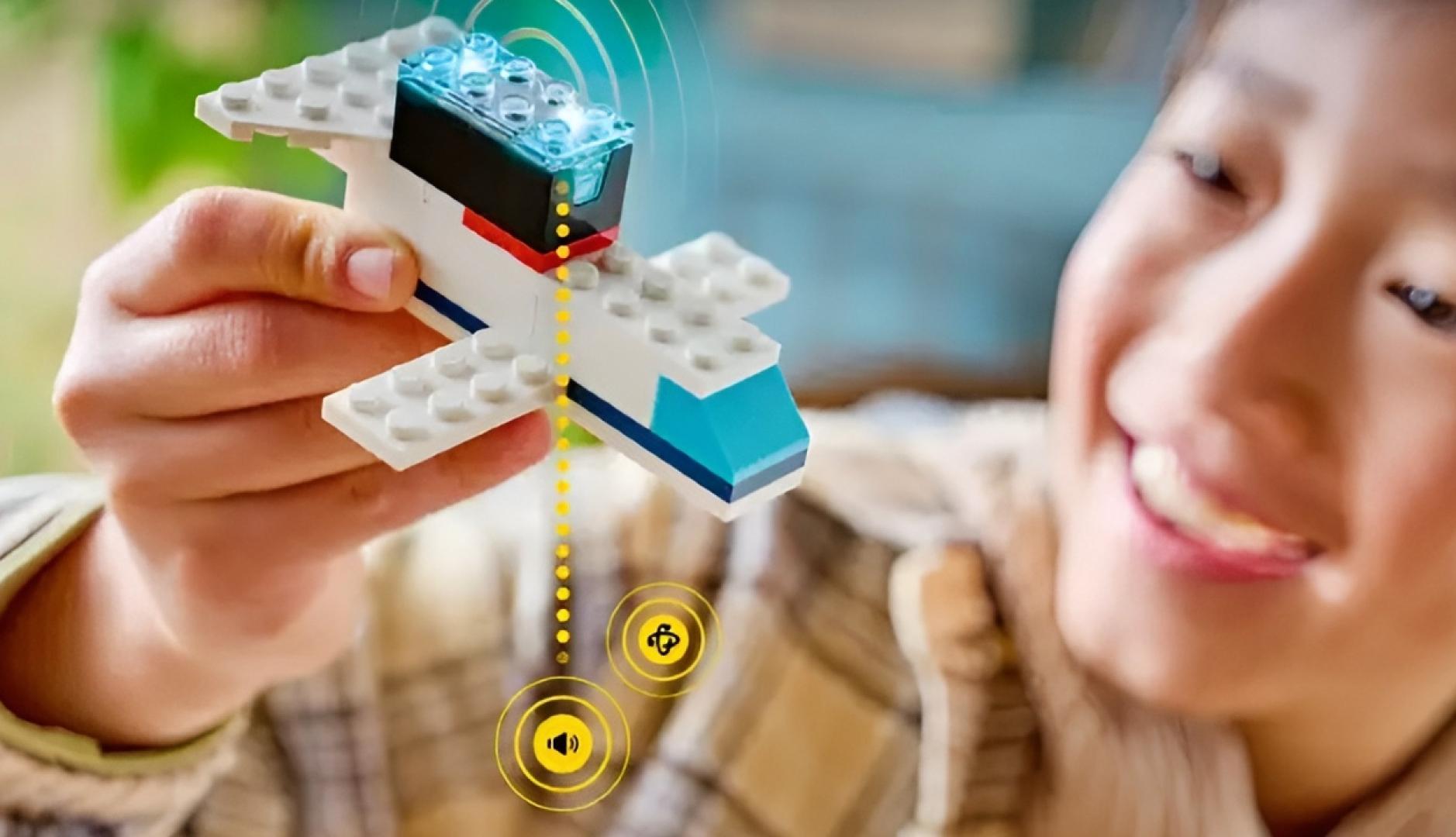 Lego innovates with Smart Play: smart bricks that add a technological layer to the physical game