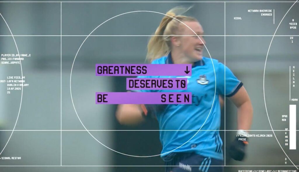Mujer practicando futbol gaélico femenino