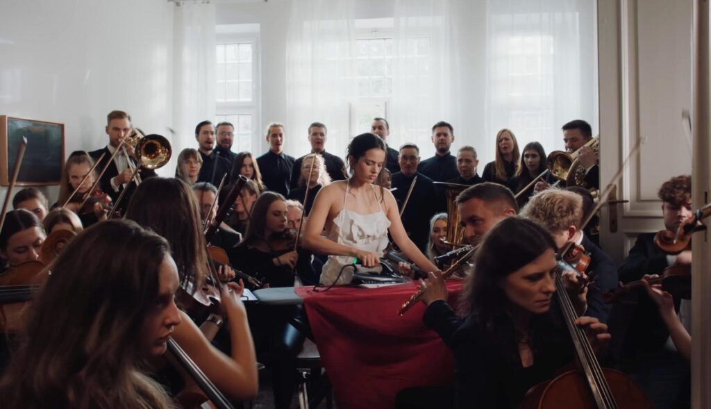 Listening parties or how to create experiences and community in the era of digital music