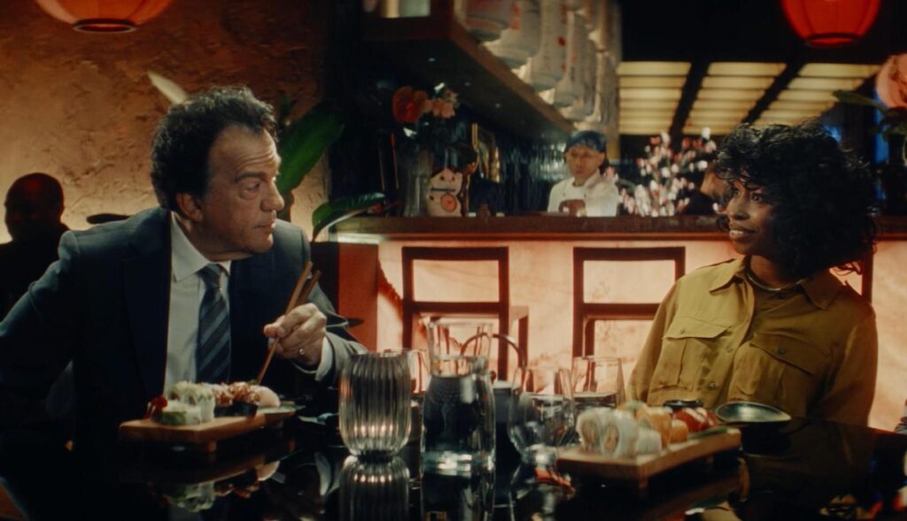 Dos personas de negocios durante una comida