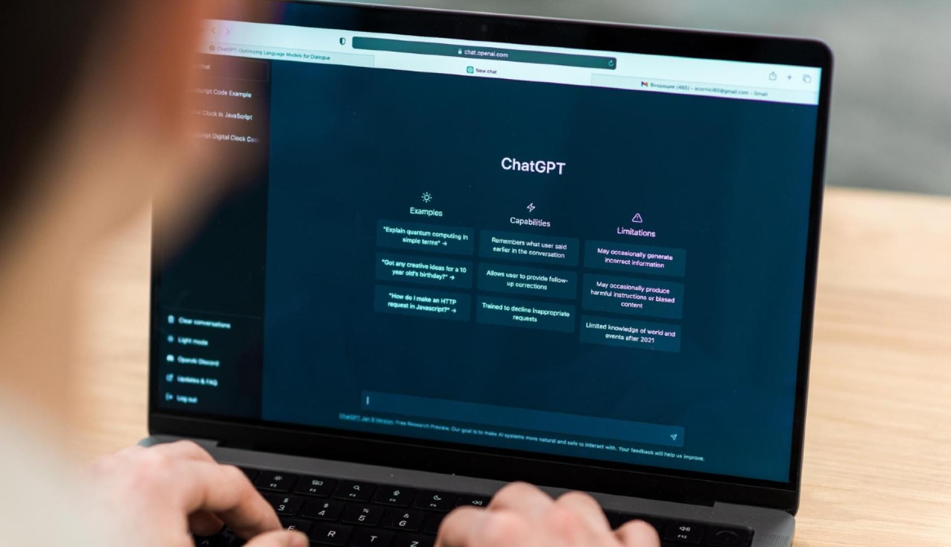 Persona usando ChatGPT en el ordenador