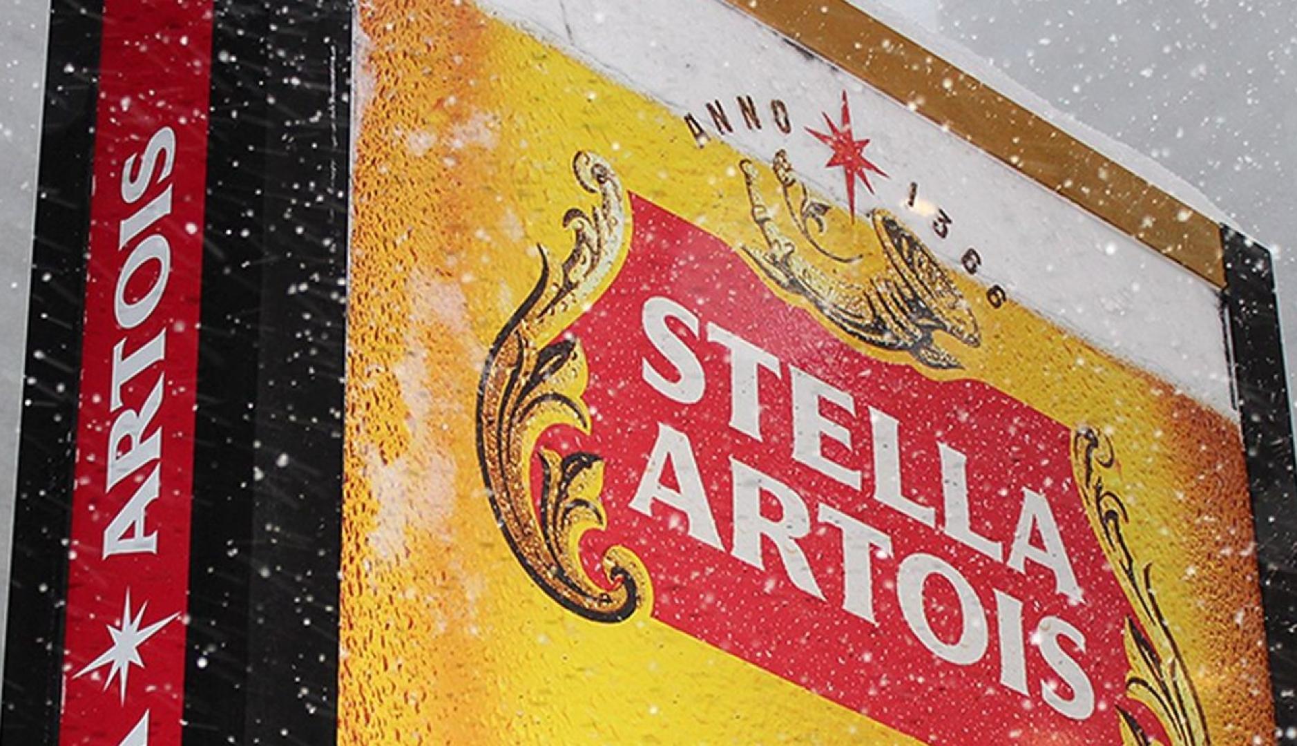 El mupi de Stella Artois con la nieve cayendo encima