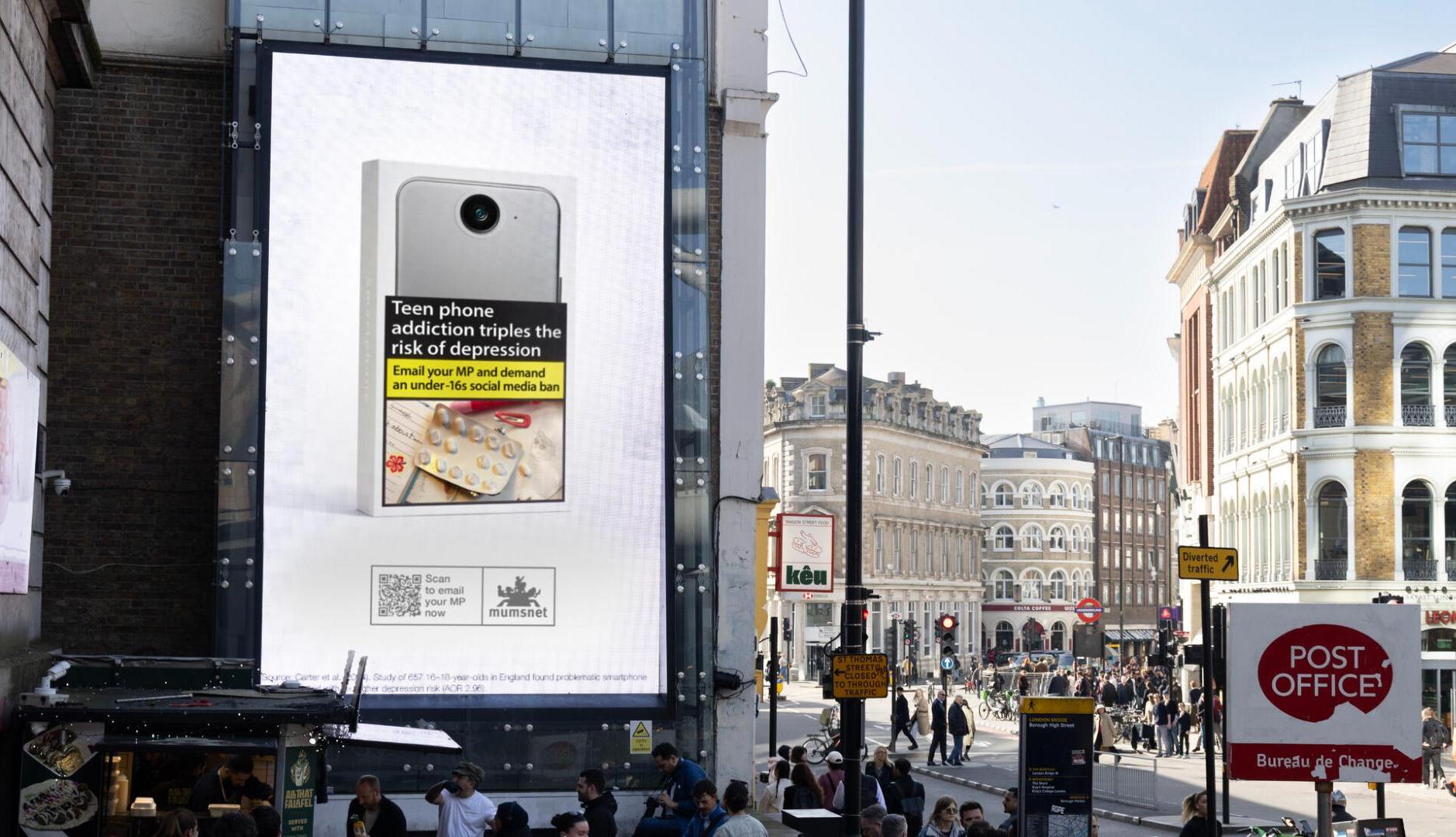 Valla publicitaria con advertencia sobre riesgos del teléfono móvil