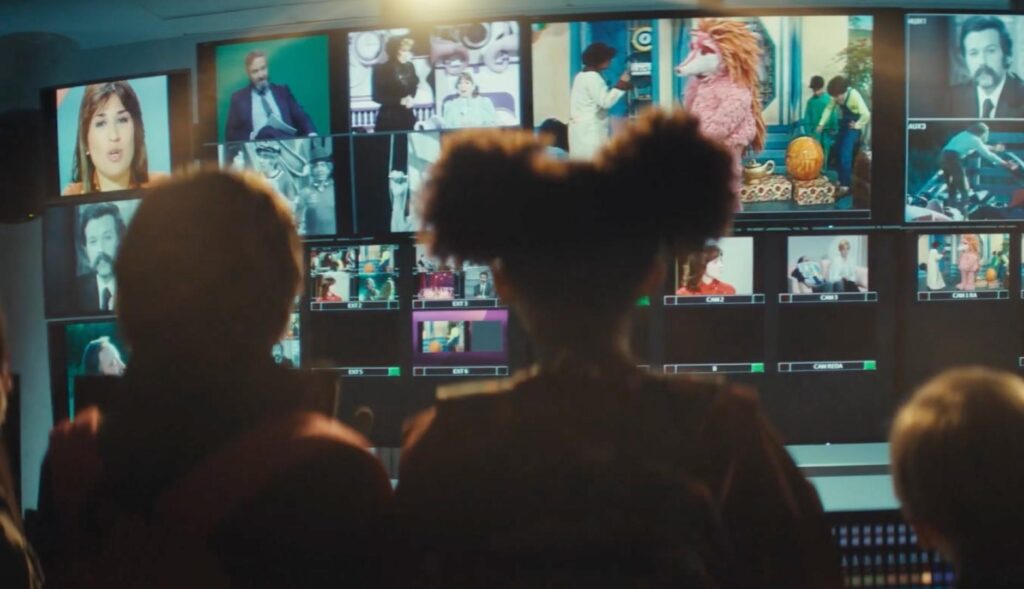 Niños miran imágenes en televisión