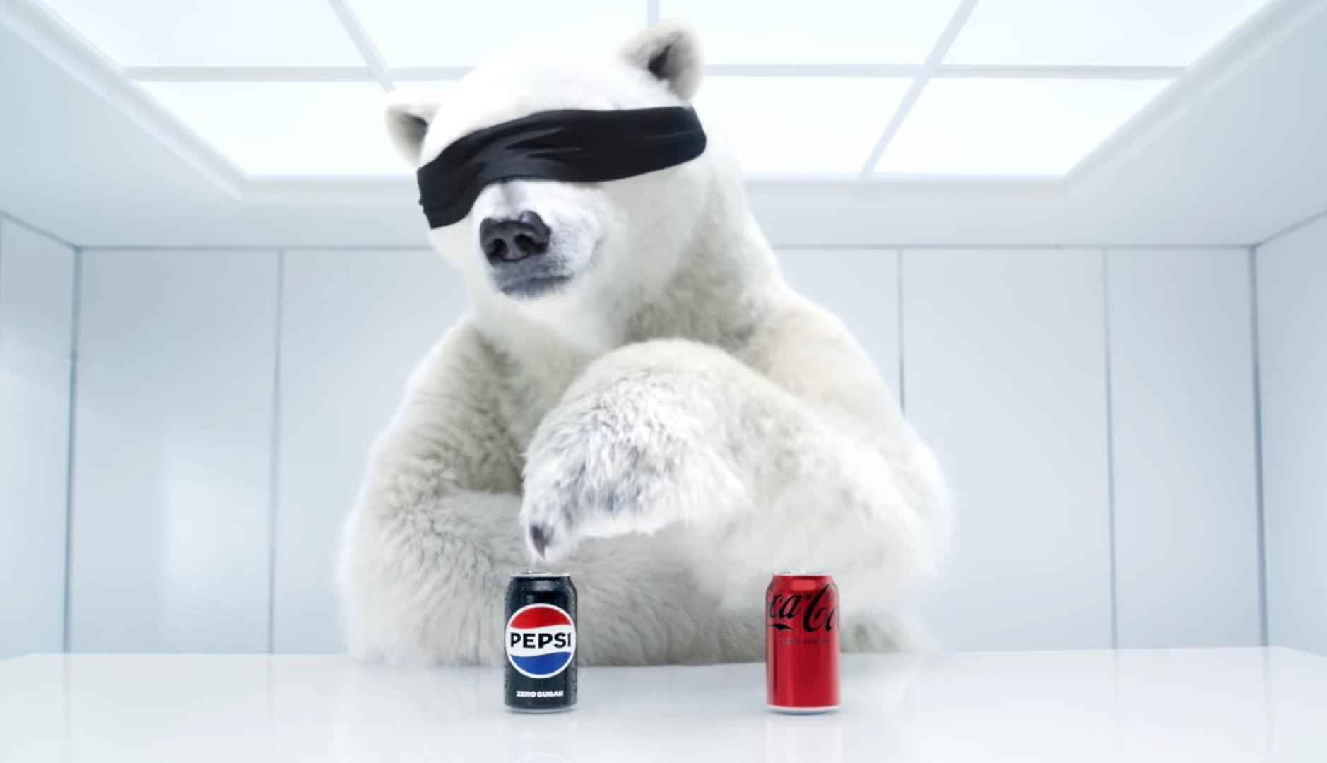 Oso polar con los ojos vendados eligiendo entre Pepsi y Coca-Cola