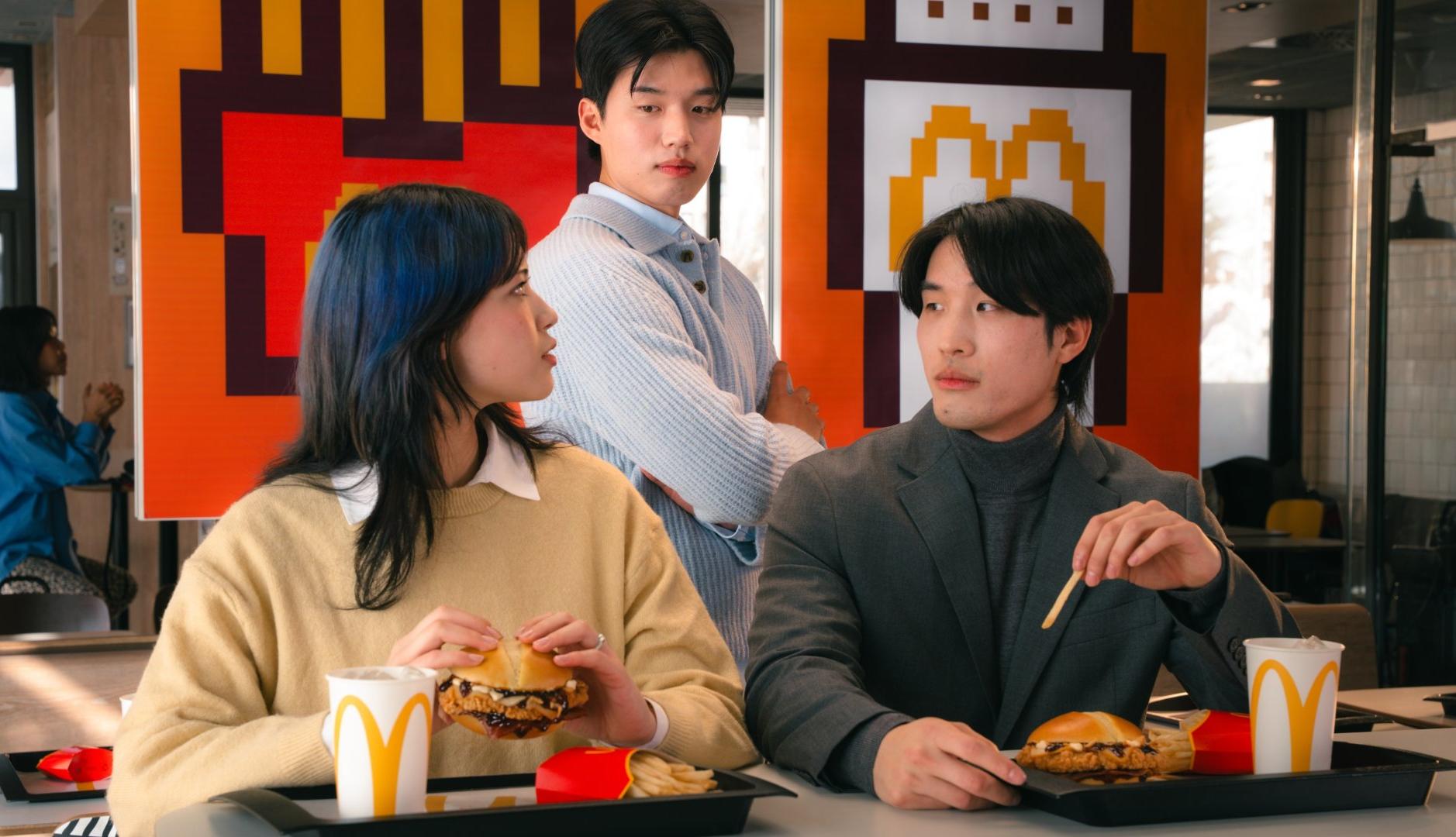 Tres personas coreanas en un McDonald