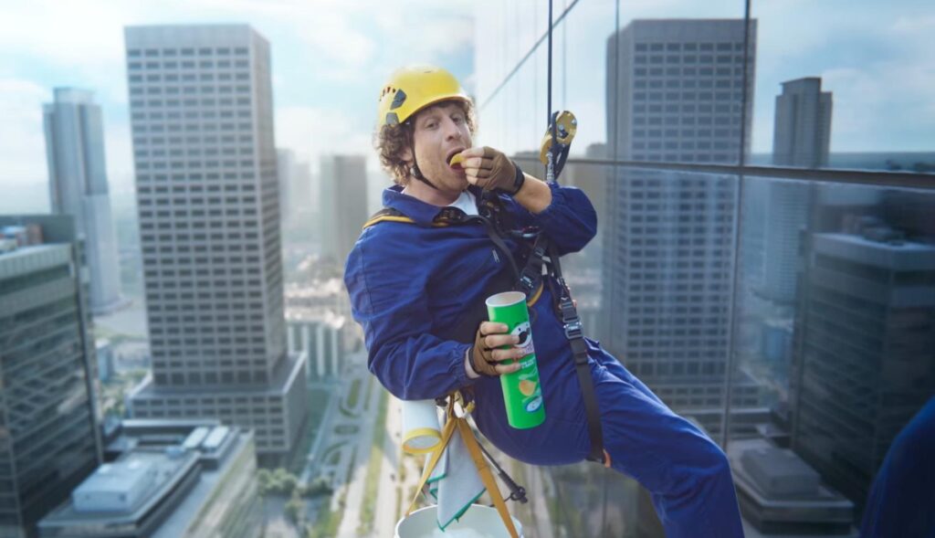 “Pass the Pringles”, the gesture that the snack brand wants to popularize as a symbol of connection