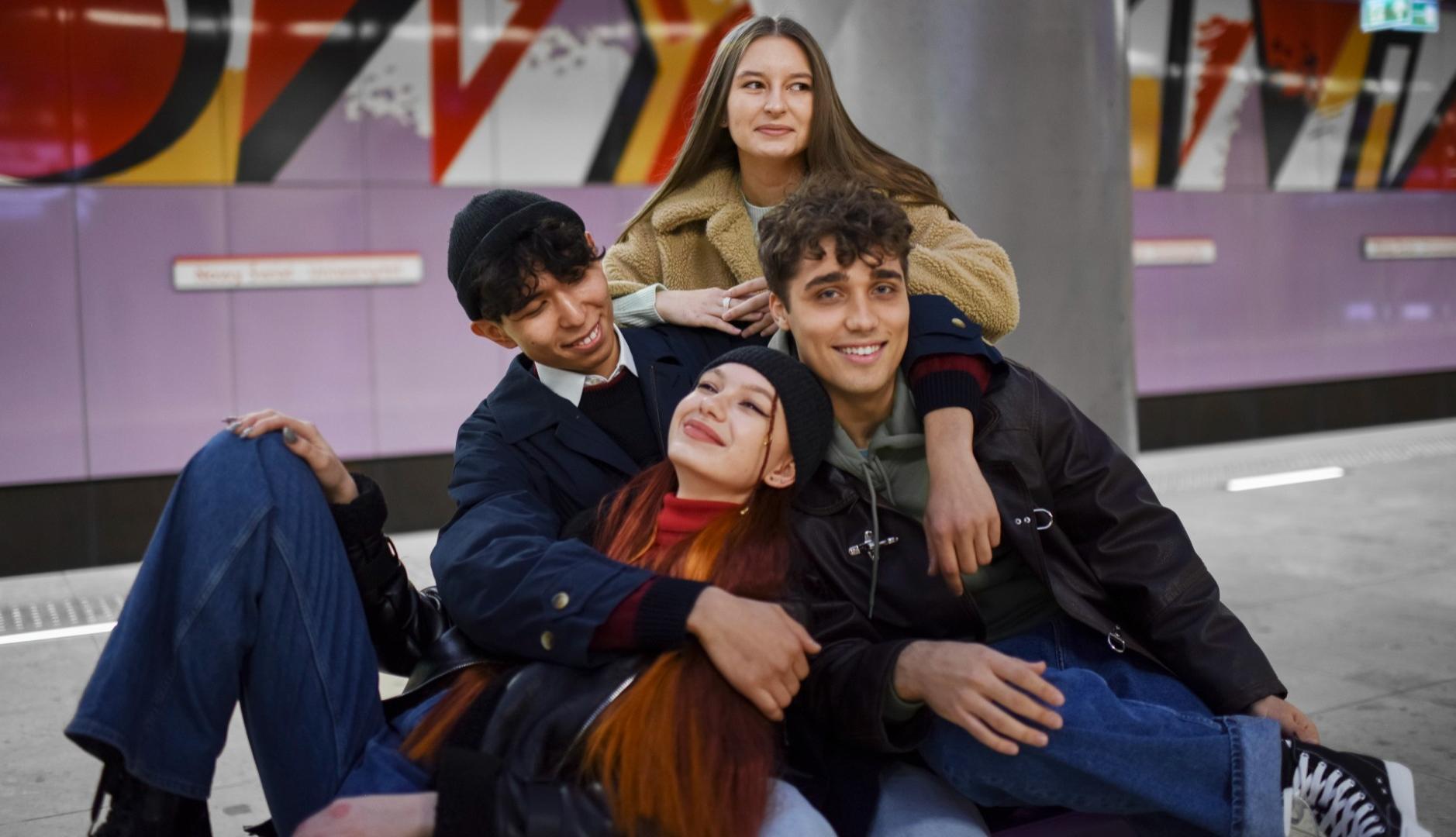 Cuatro adolescentes en el andén del metro