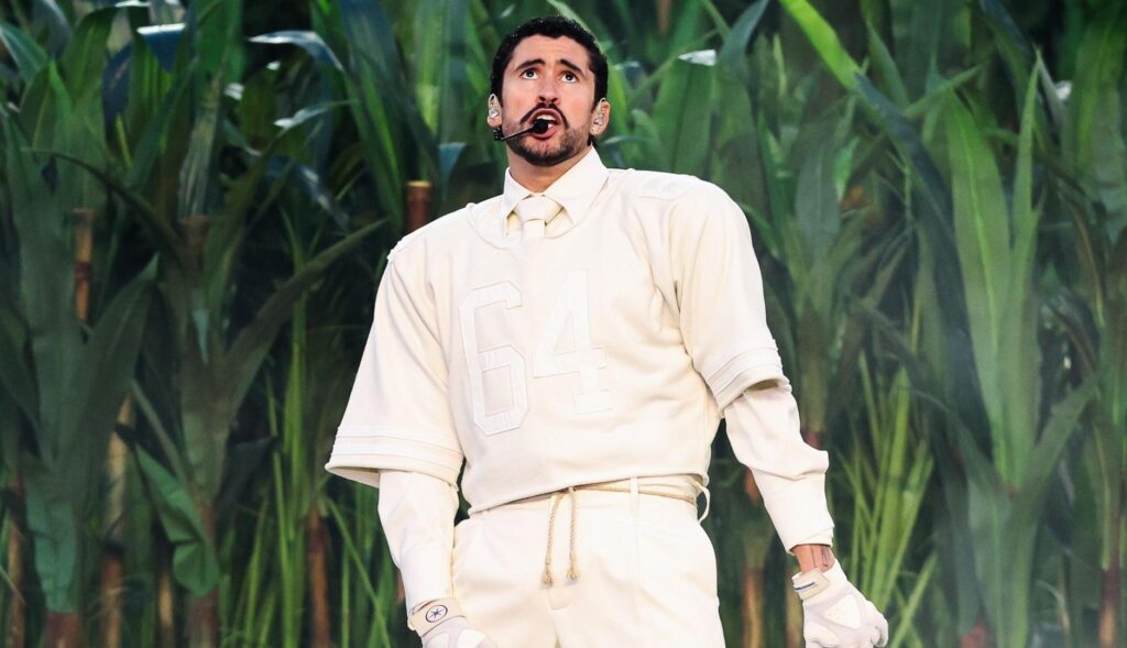 Bad Bunny durante su actuación en la Super Bowl