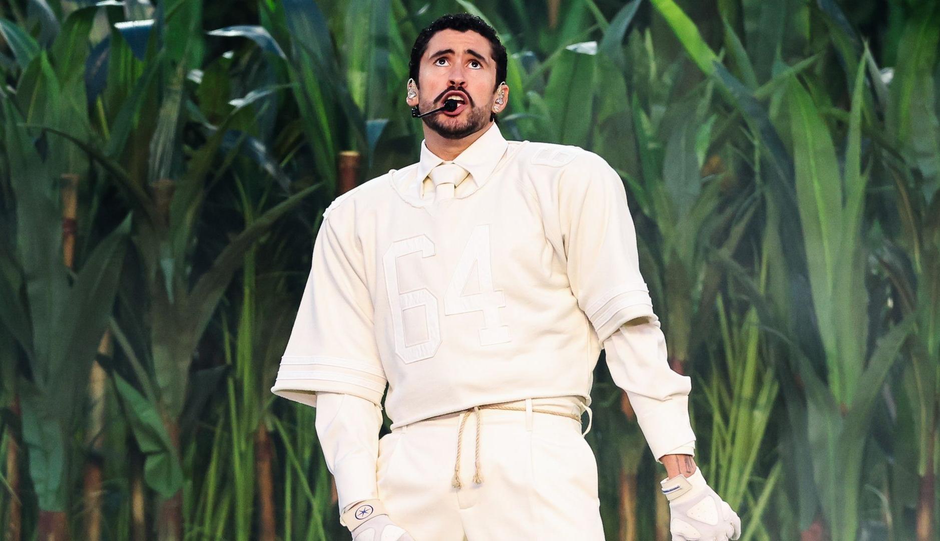 Bad Bunny durante su actuación en la Super Bowl