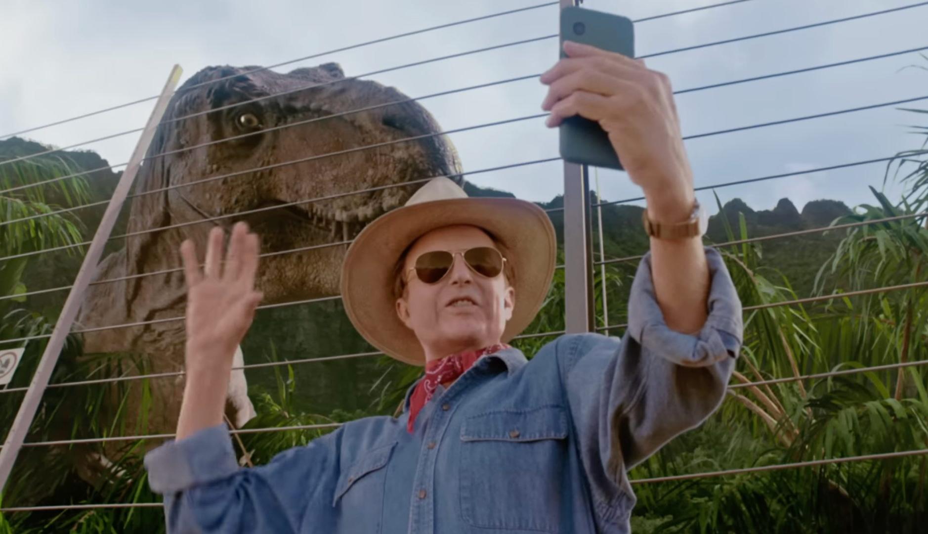 El actor Sam Neil se hace un selfie con un dinosaurio