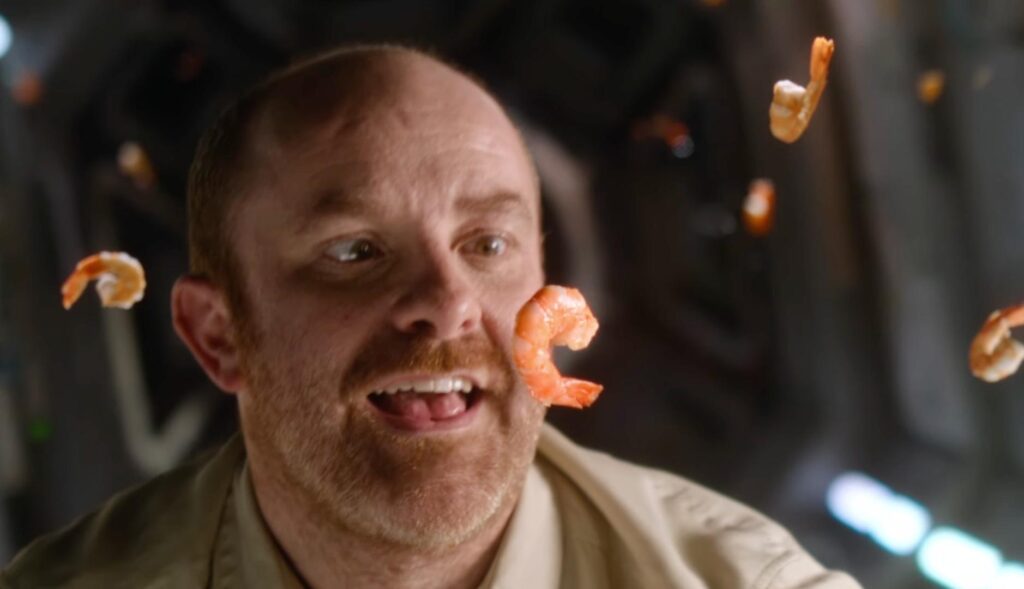 Hombre en el espacio comiendo gambas