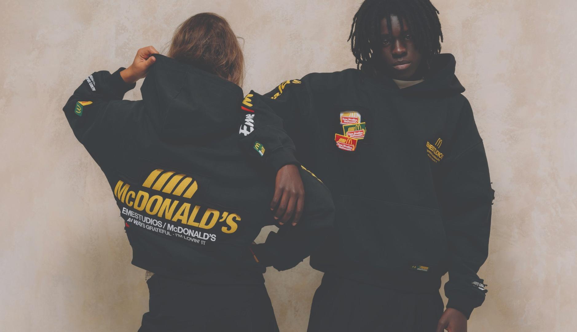 Dos modelos con la sudadera de McDonald