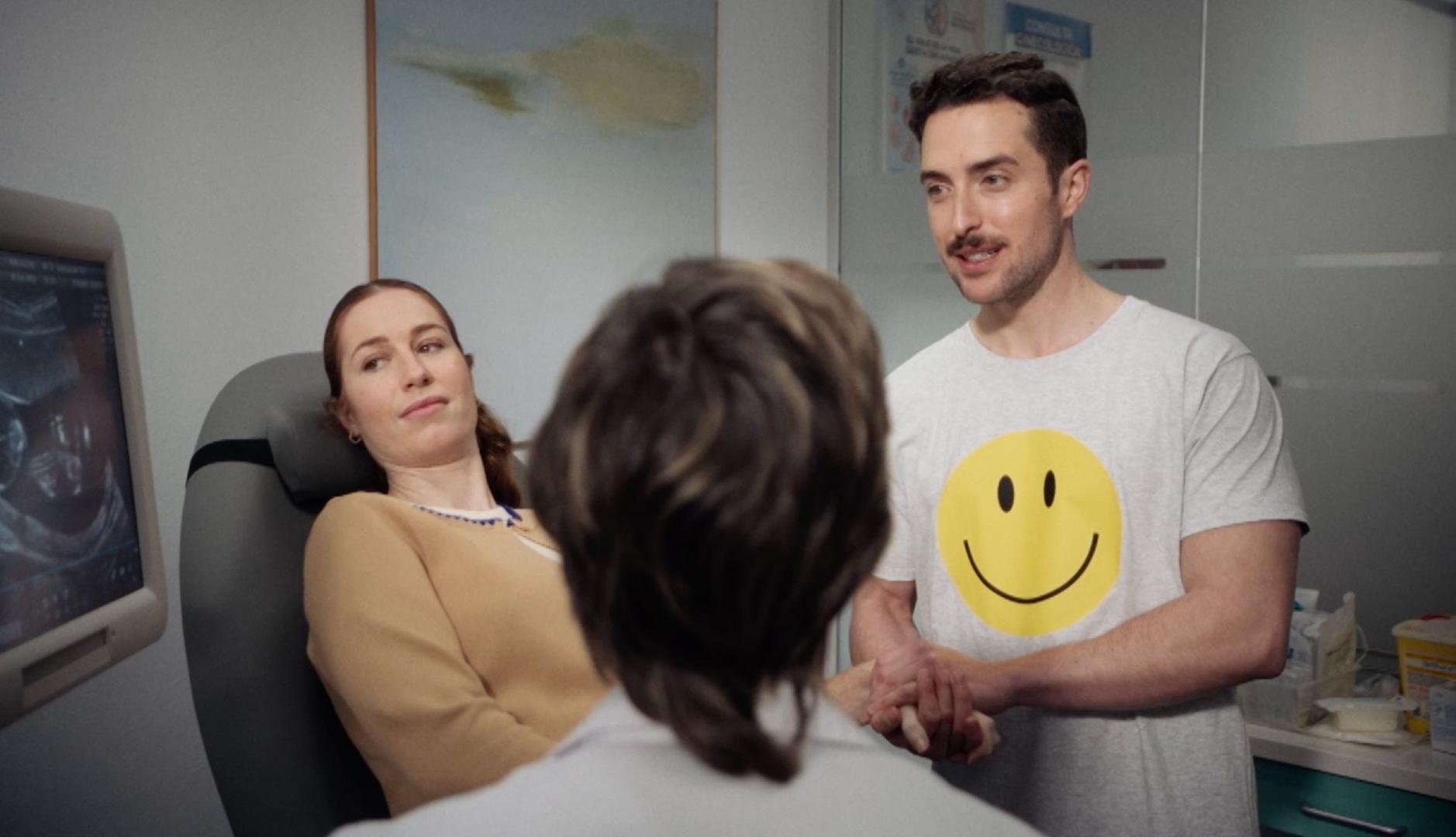 Una pareja mirando una ecografía